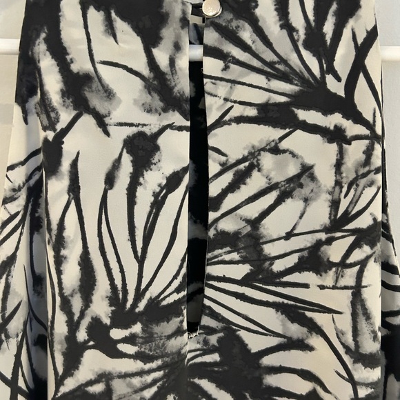 Women’s Sleeveless Mini Dress In Gray & White Tropical Pattern Size Medium - Picture 5 of 8